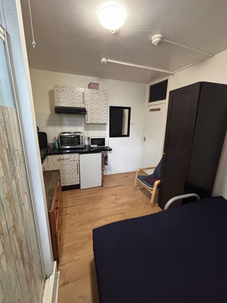 🏙️✨ Studio Room on Walthamstow High Street E17 7JH – £650 pcm | 4 Mins to Central Station! 🚇