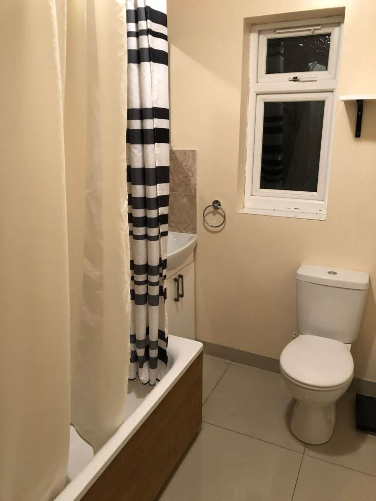 Good Sized Double room in Gants Hill (Central line) (IG2 6TP)