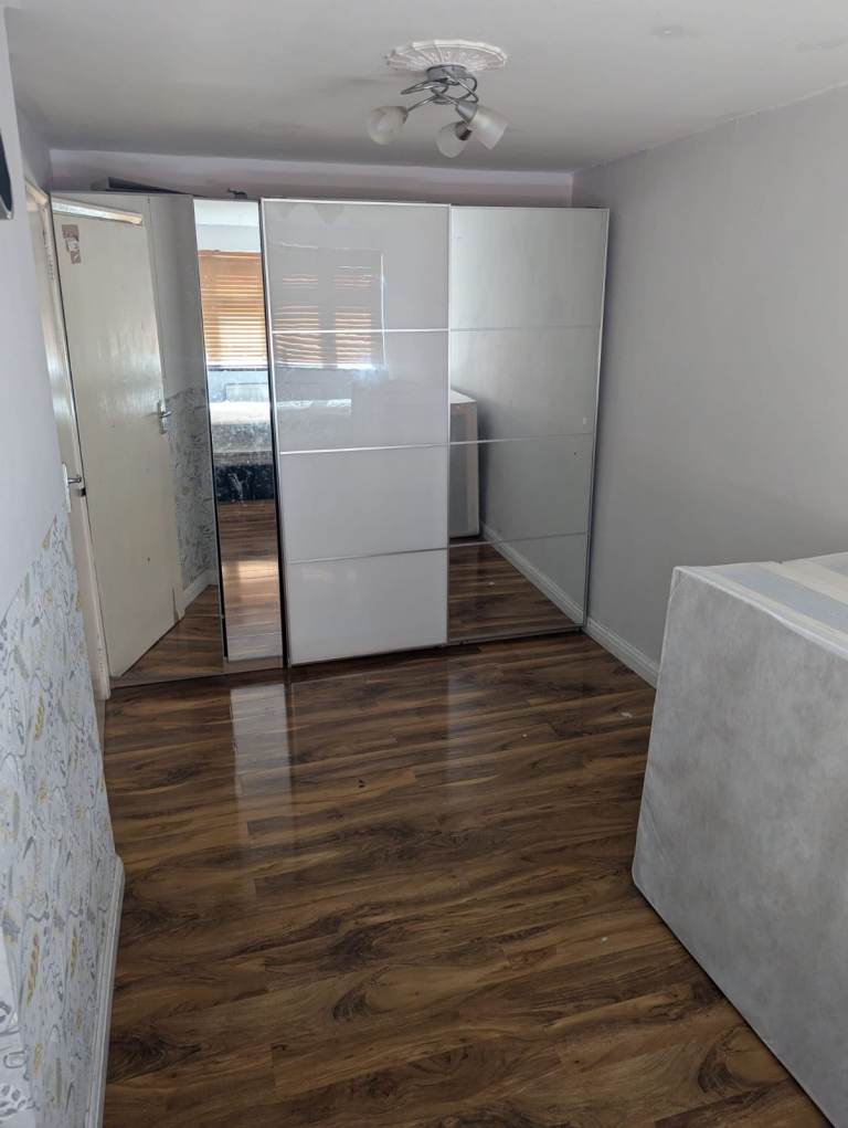 2 BED WITH 2 TOILETS , PARKING AND GARDEN NEAR ROMFORD STATION INCLUDING BILLS (RM1 2TB)