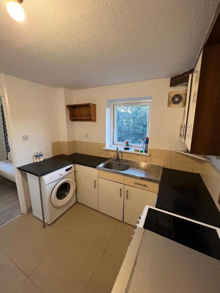 🏡✨ Fully Furnished 2-Bedroom Flat in Heston TW5 0QD – Ready to Move In | Great Transport Links! 🚆