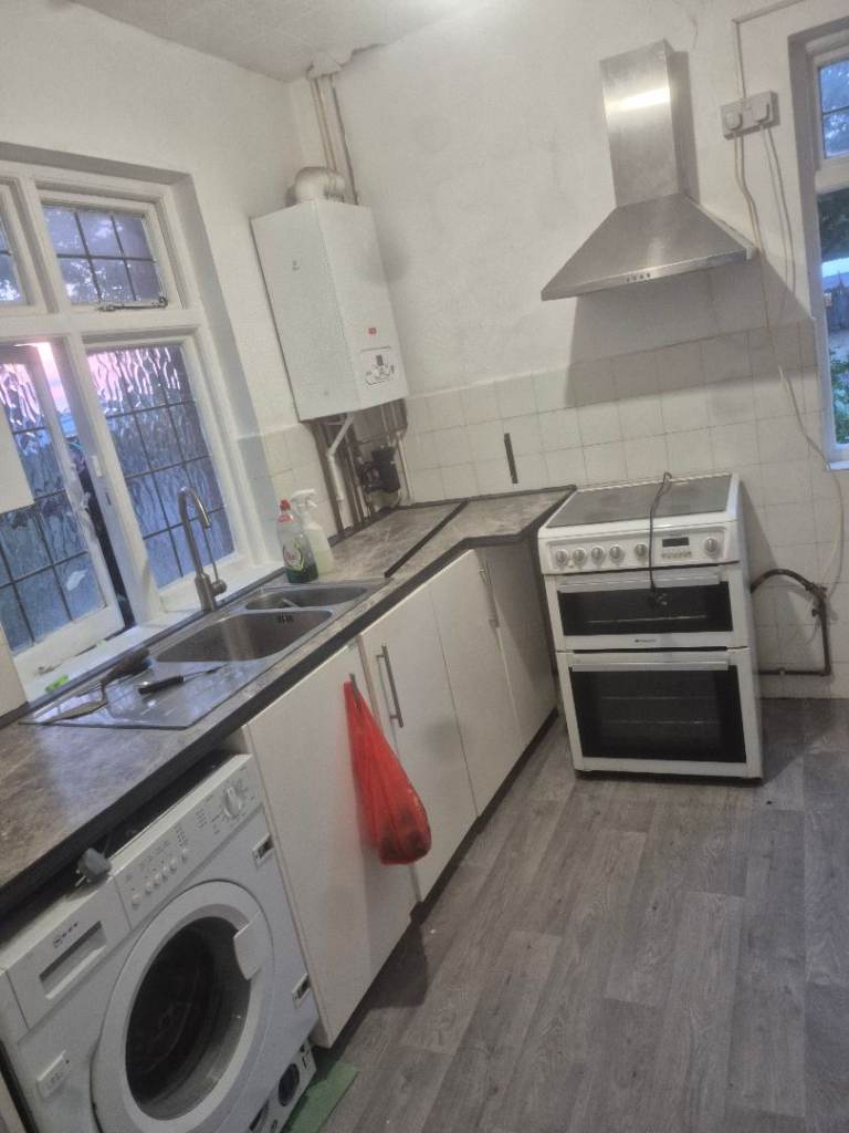 🏡 Spacious 3-Bedroom Family Home in Luton LU3 1QW – Huge Garden + 2 Living Rooms! 🌳✨