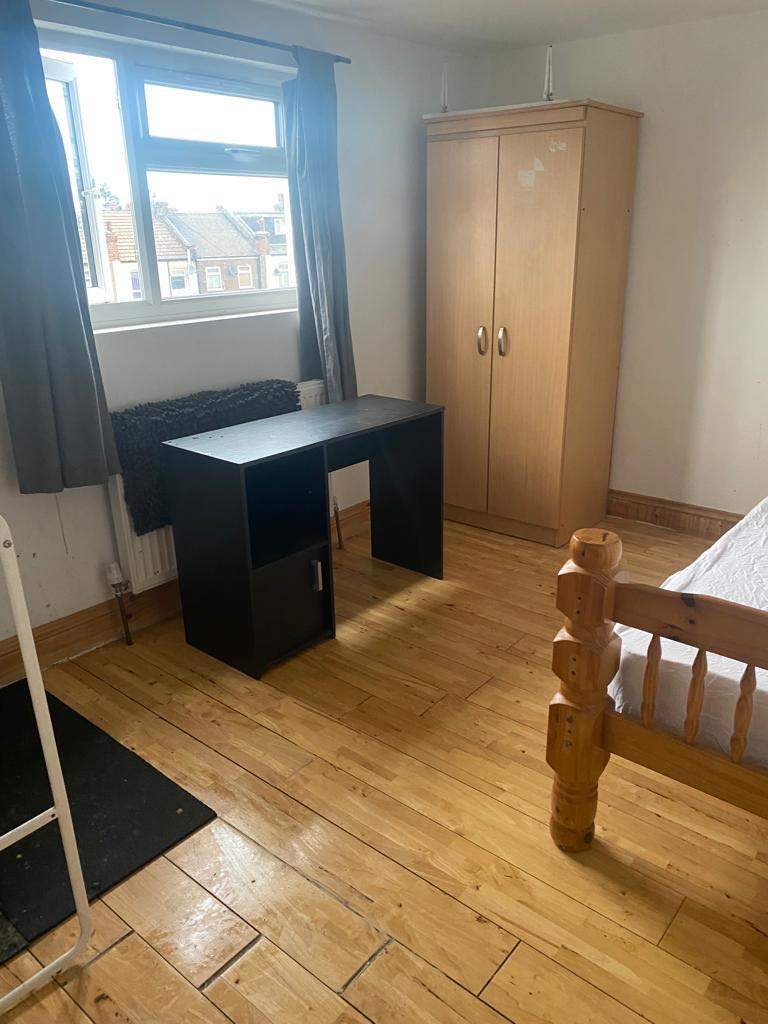 SPACIOUS CLEAN FURNISHED SINGLE ROOM - CLOSE TO TRAIN TUBE AND BUSES Ilford, London £650pm(IG1 2JL)