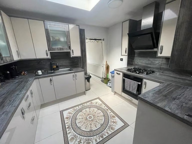 Only 1 room near Oaklands collage
