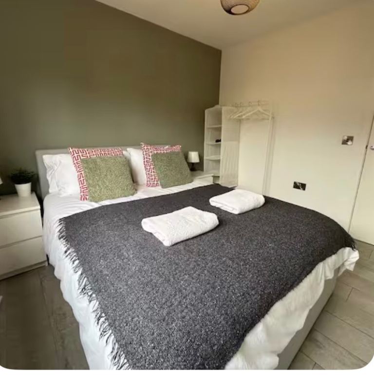 2 kingsize bedroom property close to city centre and supermarket (CB4 3ER)