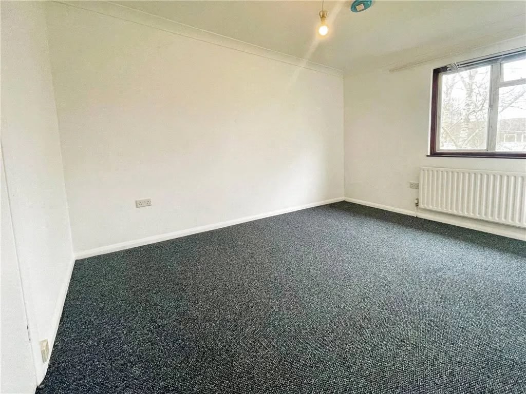 🏡 Spacious 4-Bedroom House – TW20 0TQ