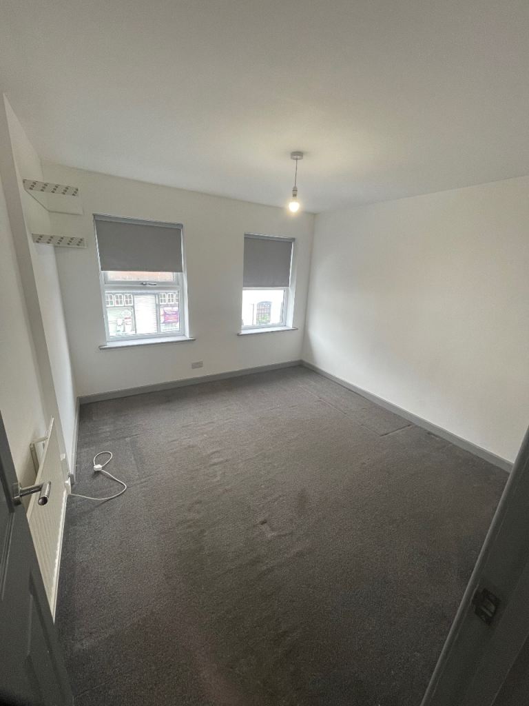 🏡✨ Spacious 2-Bedroom Flat in Burnham SL1 7JX – Private Parking + Bills Included! 🚗🚇