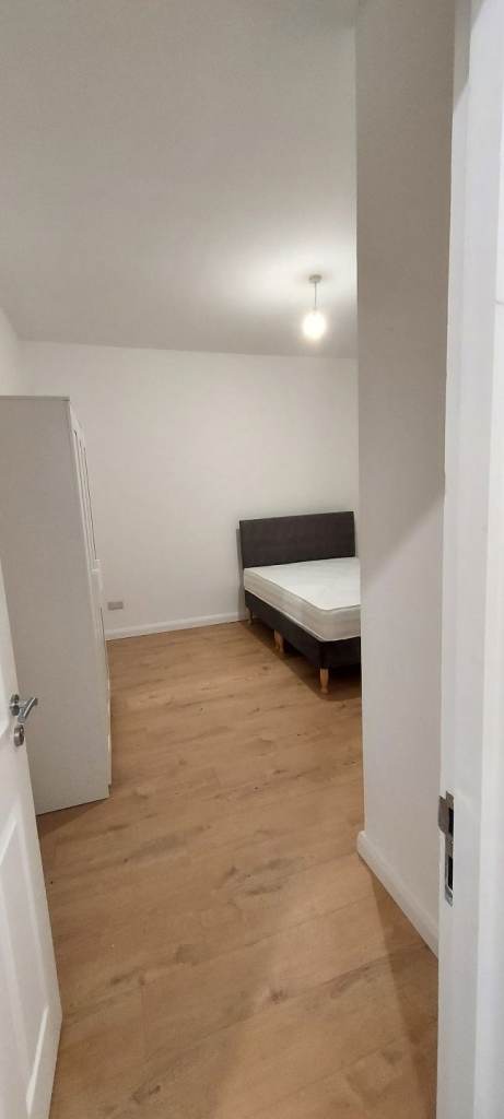 🏡 Extra-Large En-Suite Room to Rent – Bangor City Centre, BT20 3AE