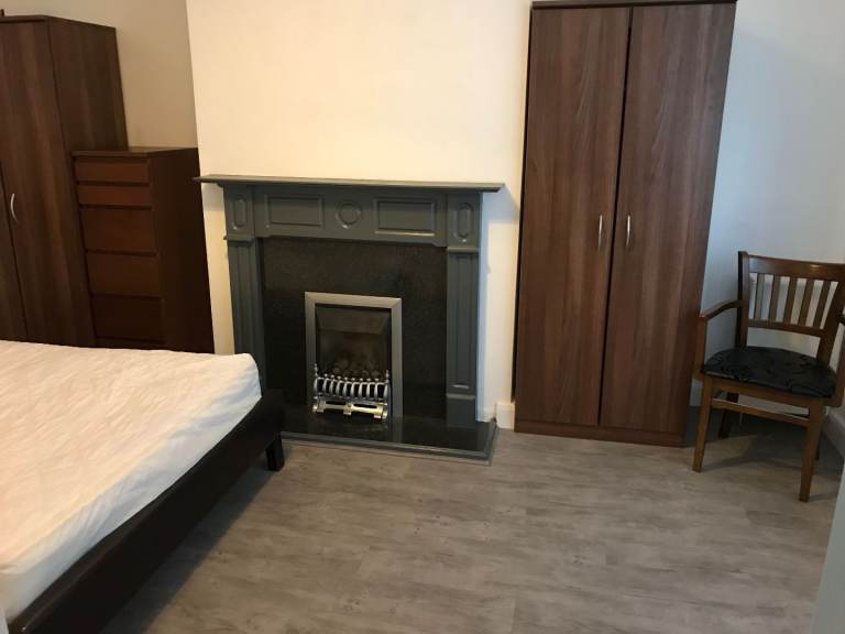 Double room at Darley Ave, Farnsworth, Bolton (BL4 7RU)