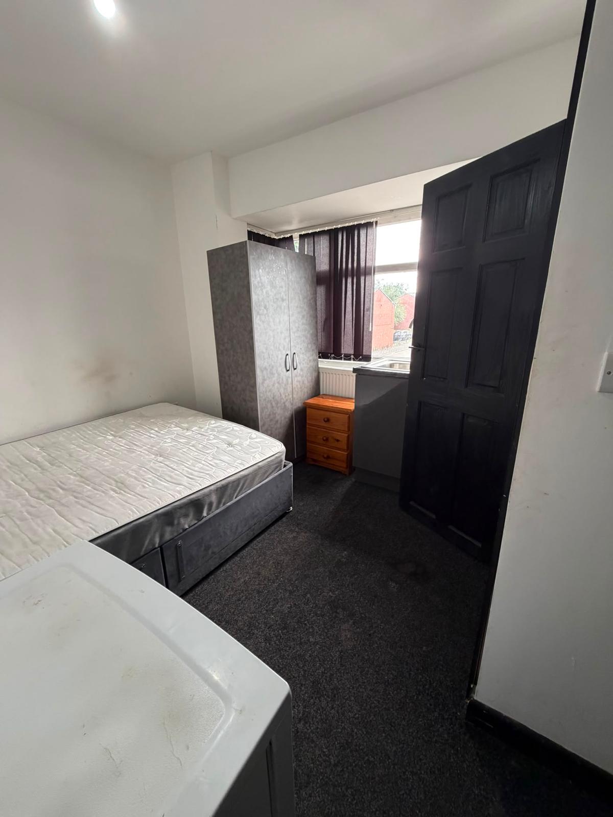 Studio is available to rent at Moston Ln M9 4HU (all bills incl)