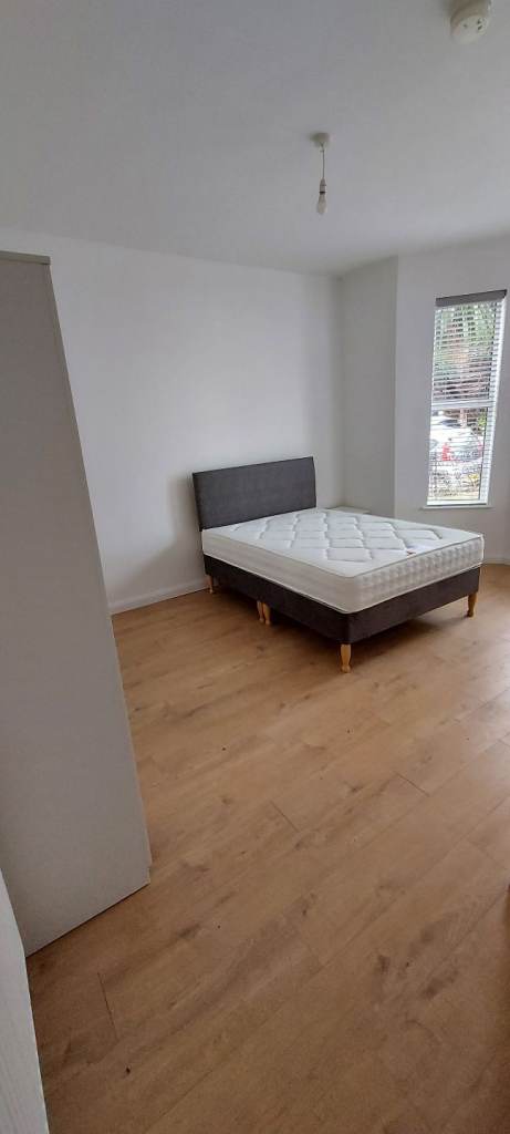🏡 Extra-Large En-Suite Room to Rent – Bangor City Centre, BT20 3AE