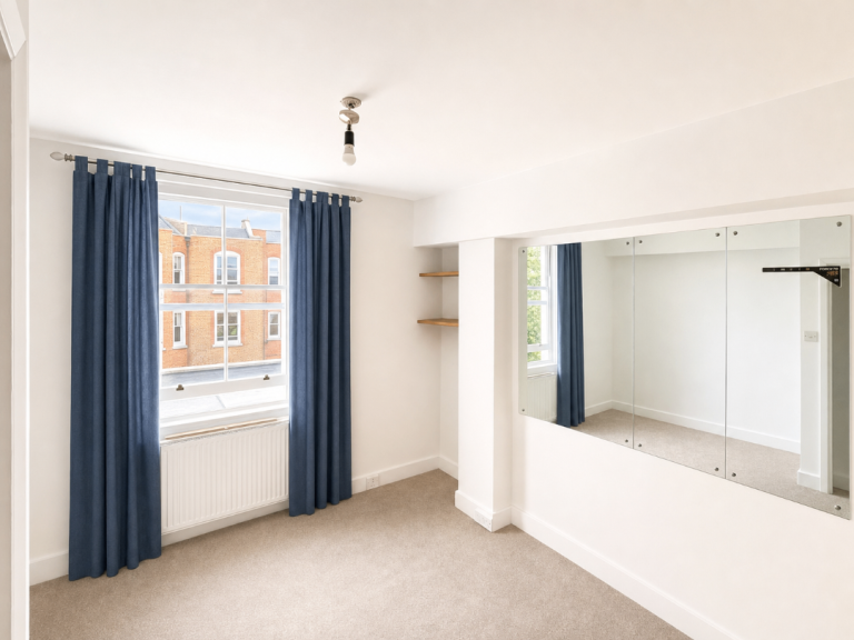 Bright 2-Bed Flat overseeing Nevern Square, Earl's Court SW5 9PD