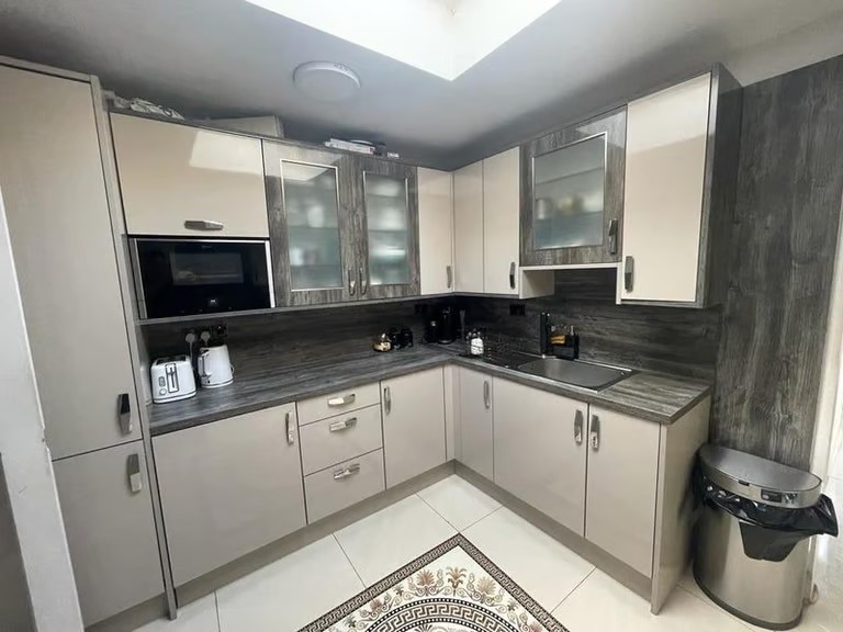 Only 1 room near Oaklands collage