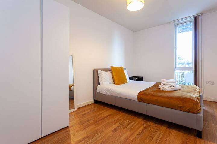 Double Room Available in Trinity Court, (M15 6AR)