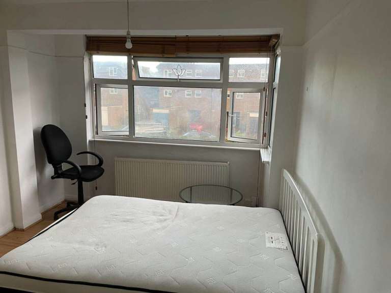 Loving double room to rent for professional including bills Mitcham, London £800pm (CR4 1SG)