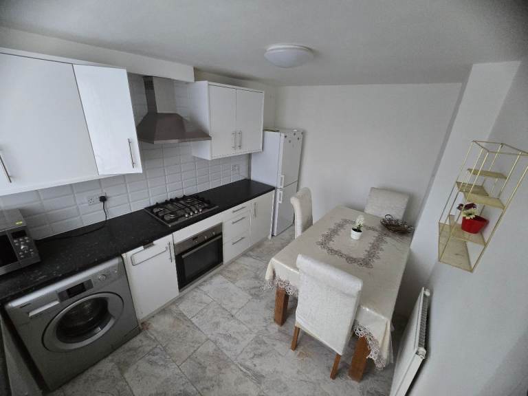 Large double room in Maidstone town center (ME14 2UN)