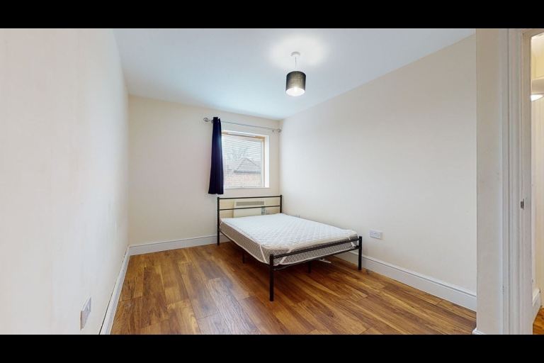Spacious Double Room in 2-Bed 2-Bath Flat – Chingford, E4 8JL