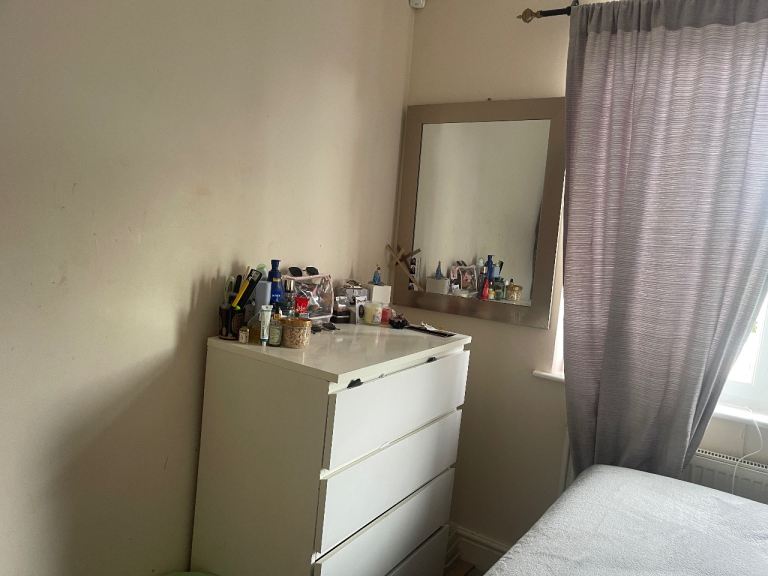 Double bedroom at Dominion dr, Romford, London RM5 2QP