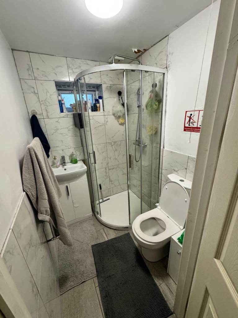 Double Room to let with shower and kitchen drive way and Garden (SS2 6LD)