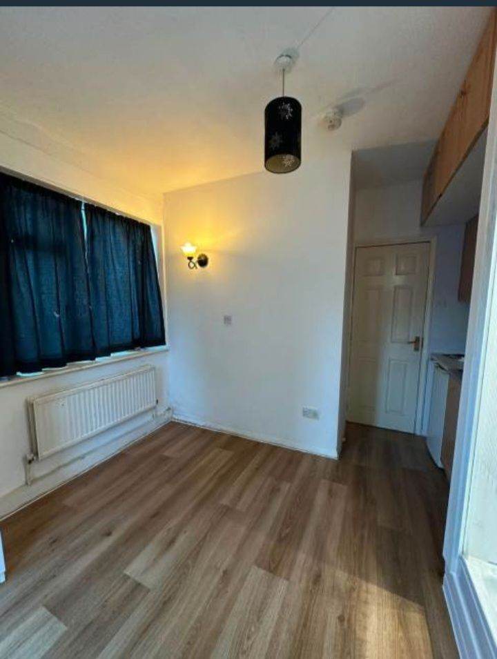 🏡 Furnished Ground-Floor Studio Flat in Dagenham, RM9 6AJ | £950 PCM | All Bills Inclusive