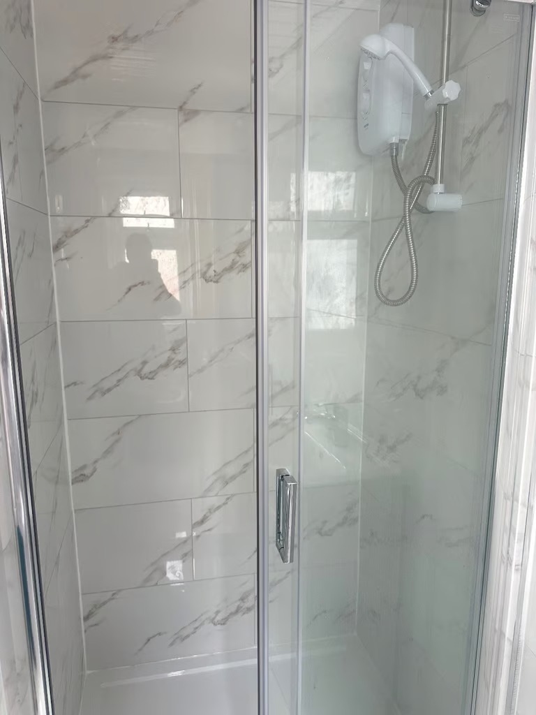 Fully Furnished Studio near ilford station for Asian/European Professional tenants