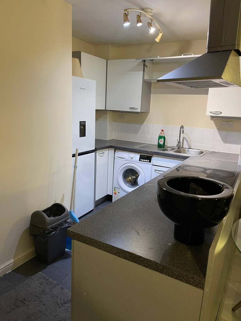 🏙️ Modern 2-Bed, 2-Bath Furnished Apartment | City View, Ilford IG1 1NH