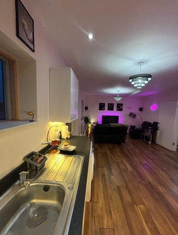 Spacious Double Room in 2-Bed 2-Bath Flat – Chingford, E4 8JL