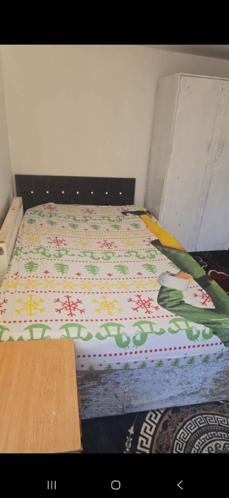 Double Room for female with private bathroom in Longsight, Manchester (M13 0NQ)