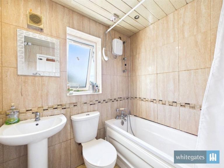 3 Bed Semi-Detached House, Eversley Drive, Bradford (BD4 0EQ)