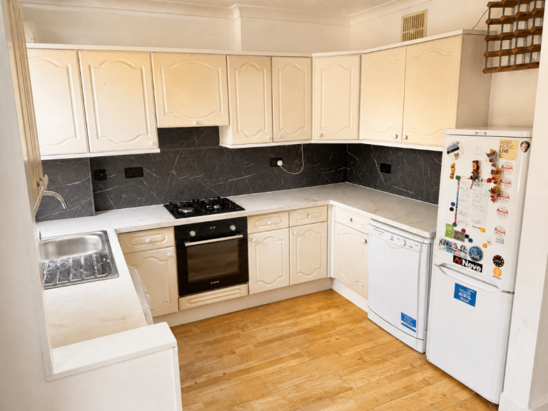 Bright 2-Bed Flat overseeing Nevern Square, Earl's Court SW5 9PD