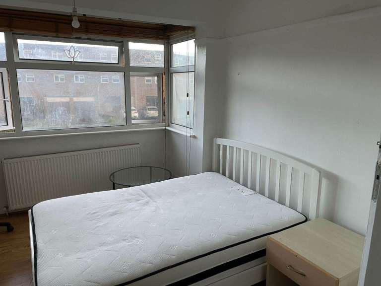 Loving double room to rent for professional including bills Mitcham, London £800pm (CR4 1SG)