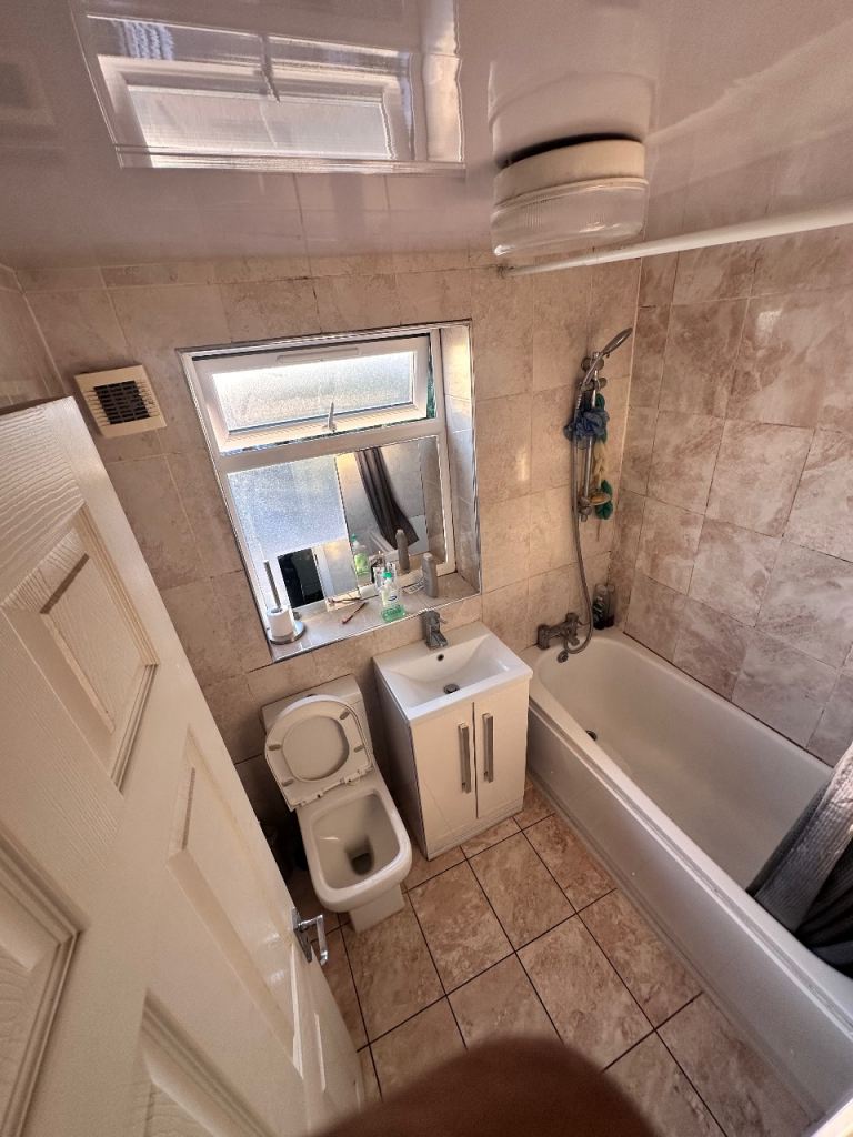 Double bedroom for rent (UB4)