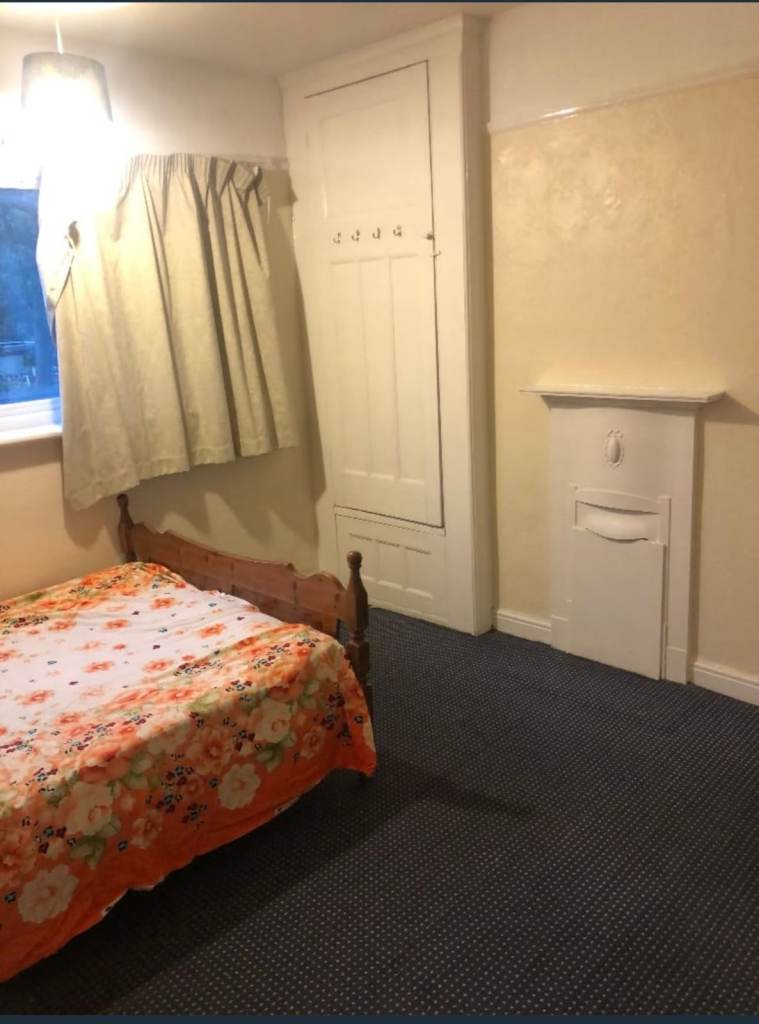 Good Sized Double room in Gants Hill (Central line) (IG2 6TP)