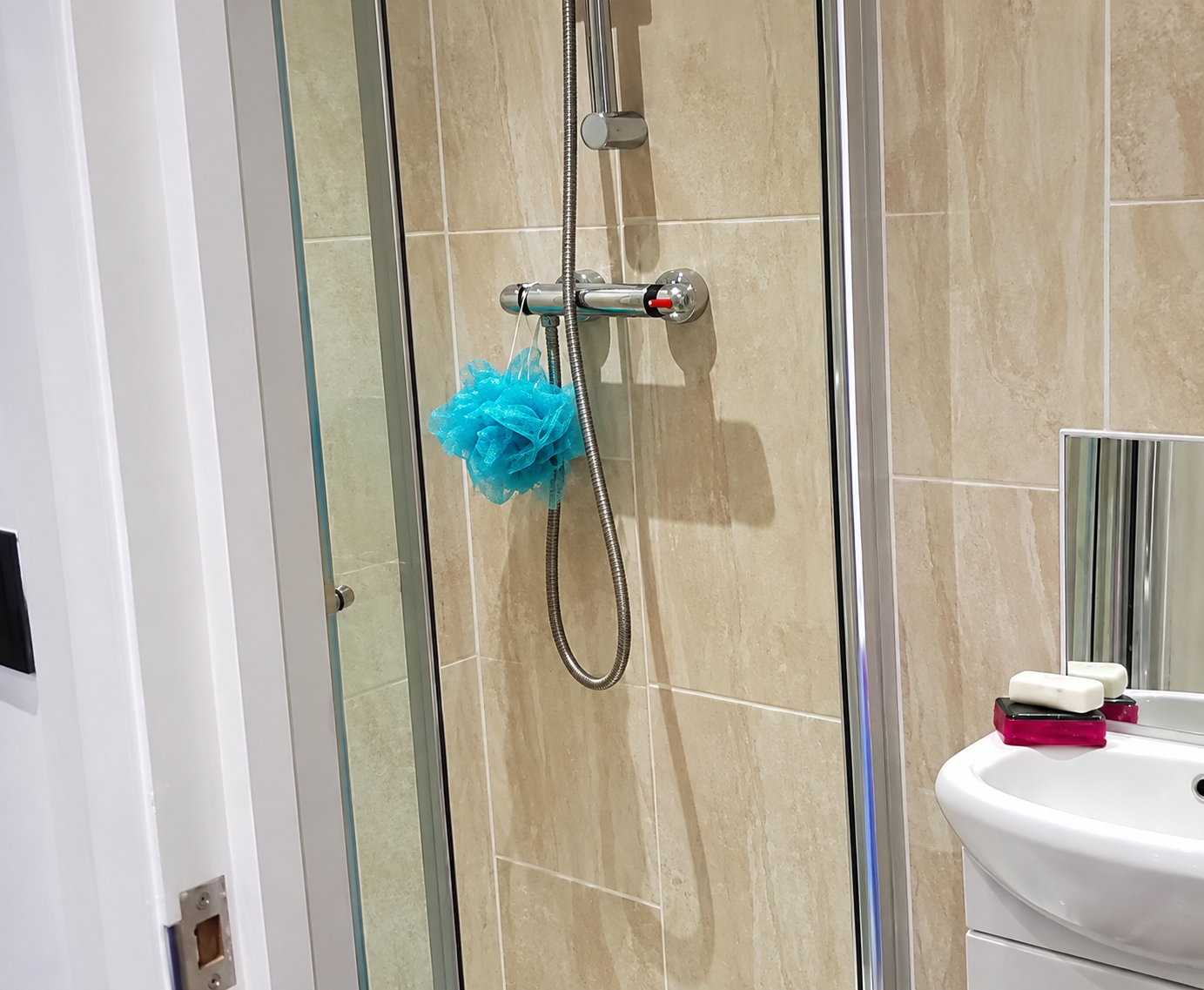 ✨ Modern Luxury Double Room with Private Bathroom | UB3 1QF ✨(Heathrow ,london)