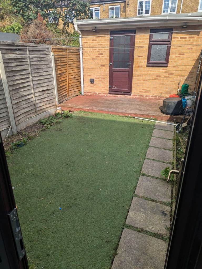 2 BED WITH 2 TOILETS , PARKING AND GARDEN NEAR ROMFORD STATION INCLUDING BILLS (RM1 2TB)