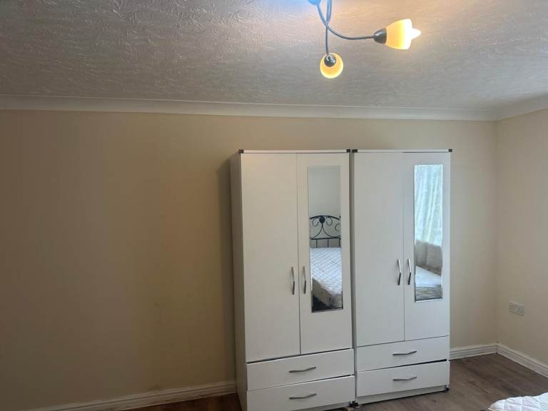 DOUBLE ROOM TO LET IN THAMESMEAD SE28 8RX South East London £950pm