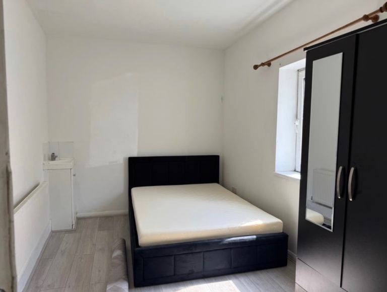 Newly Furnished Renovated Double Room - Dagenham  (RM10 8EL)