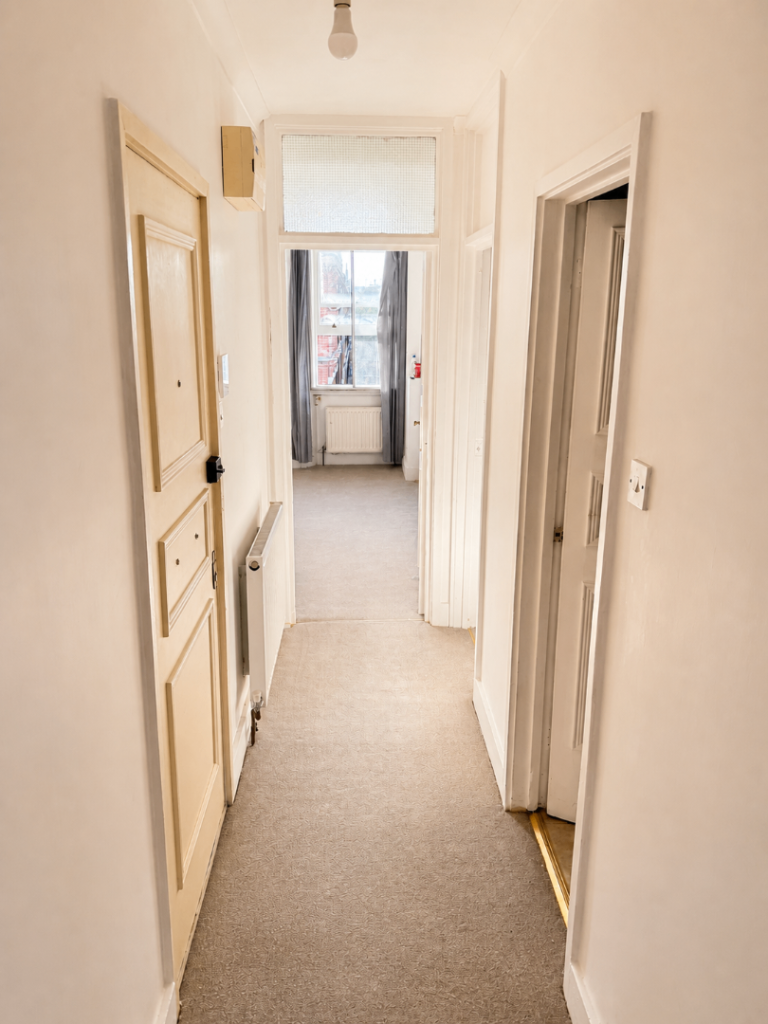 Bright 2-Bed Flat overseeing Nevern Square, Earl's Court SW5 9PD