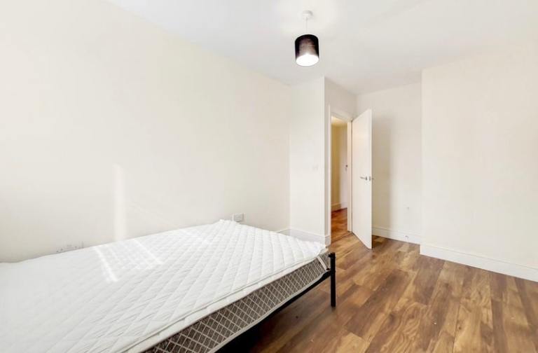 Spacious Double Room in 2-Bed 2-Bath Flat – Chingford, E4 8JL