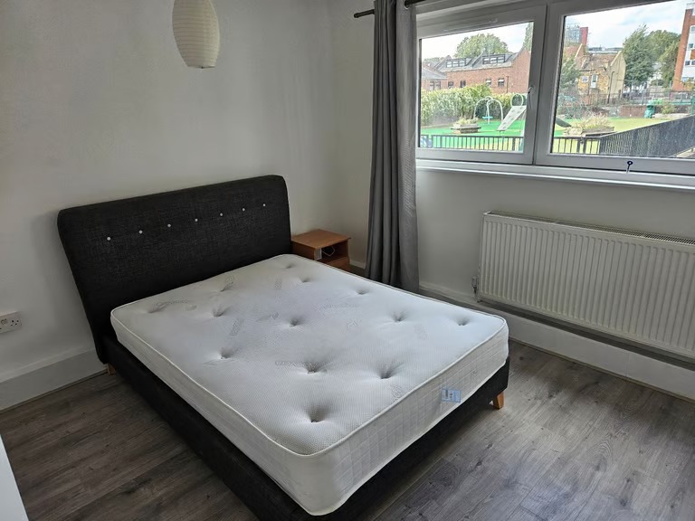 Spacious rooms available to let