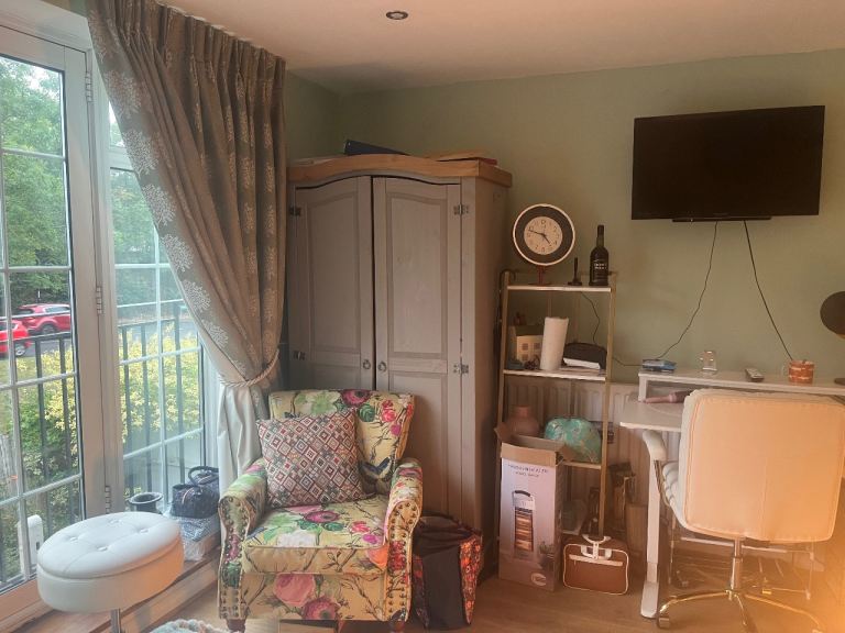 En-suite Double room at Thirlmere rise, Bromley (BR1 4HY)