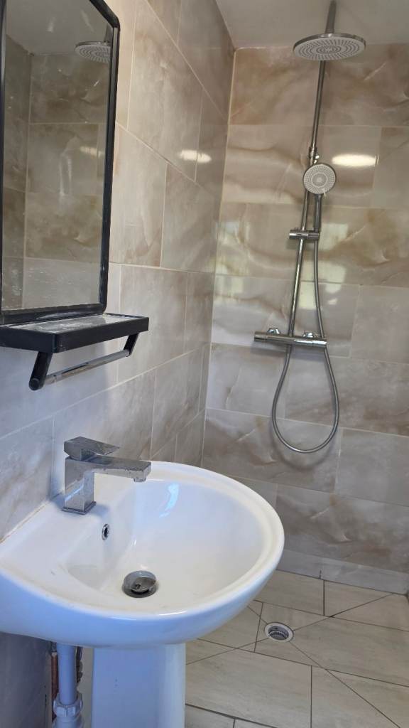 🏡 SPACIOUS DOUBLE ROOM FOR COUPLES – E13 8RT | ALL BILLS INCLUDED! ✨