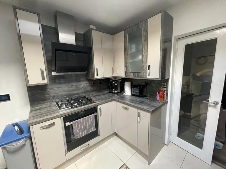 Only 1 room near Oaklands collage