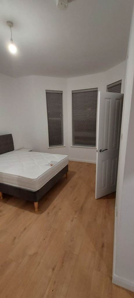 🏡 Extra-Large En-Suite Room to Rent – Bangor City Centre, BT20 3AE
