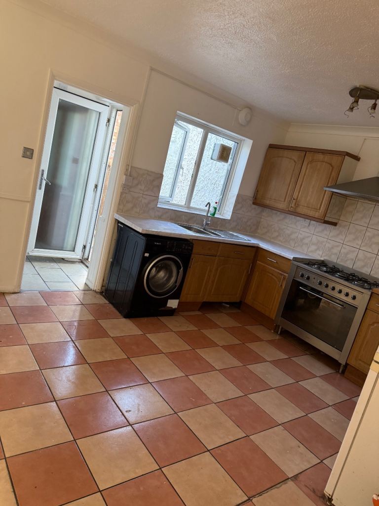 🏡 Spacious 3 Bedroom House To Rent – Aveley RM15 4SJ  📍 Mill Road, Aveley, Essex