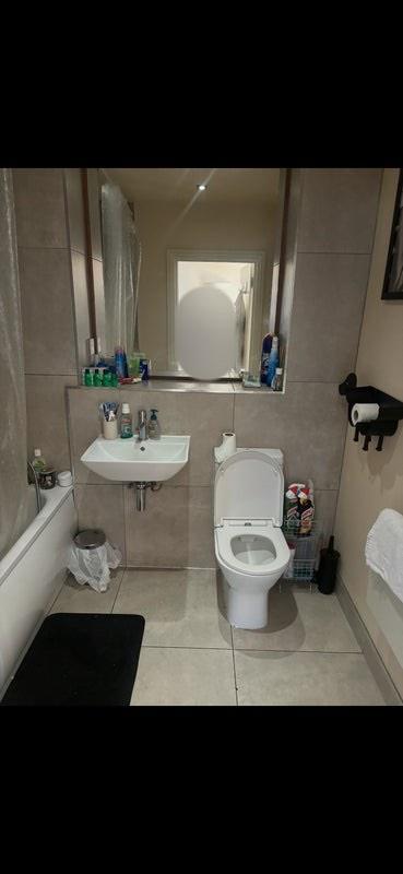 Spacious Double Room in 2-Bed 2-Bath Flat – Chingford, E4 8JL