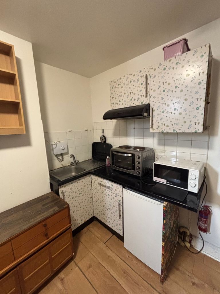 🏙️✨ Studio Room on Walthamstow High Street E17 7JH – £650 pcm | 4 Mins to Central Station! 🚇