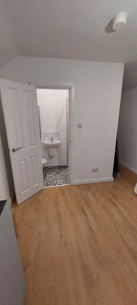 🏡 Extra-Large En-Suite Room to Rent – Bangor City Centre, BT20 3AE