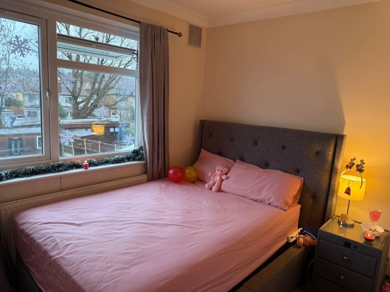 Double bedroom at Dominion dr, Romford, London RM5 2QP