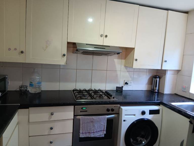 🏡 Beautiful 2-Bedroom Apartment in Hendon, NW4 1JS | £2,200 PCM | Balcony & Lift | Homeowner Guarantor Required