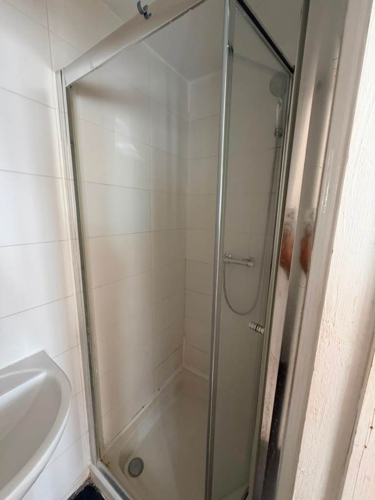 SINGLE AND DOUBLE ROOMS AVALABLE in Chadwell Heath (RM6 6BL)